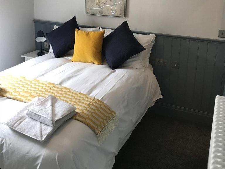 No.16 Hotel Seaham Quarto foto A bed with a throw