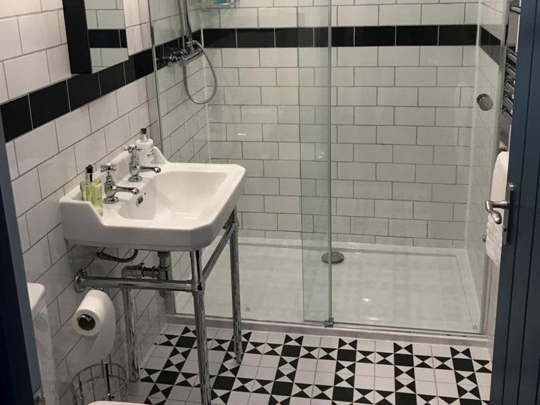 No.16 Hotel Seaham Quarto foto A shower enclosure