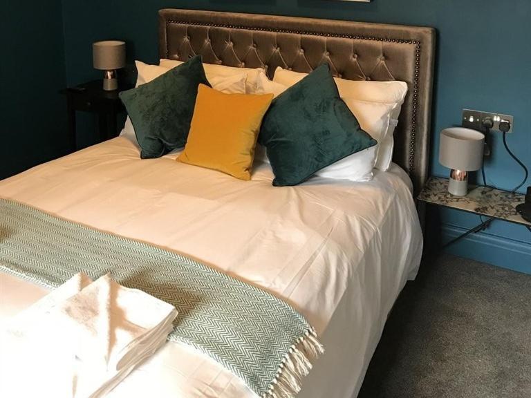 No.16 Hotel Seaham Quarto foto A bed with a throw